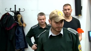 Učiteľ, ktorý podľa polície sexuálne zneužíval svoju 13-ročnú žiačku tvrdí, že sa ľúbia