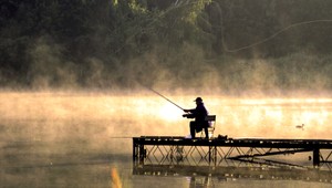 Csaba (44) zabíjal ryby elektrinou. Pytliakovi hrozí basa
