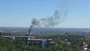V Bratislave horí opustená budova, požiar sa rozšíril aj na porast