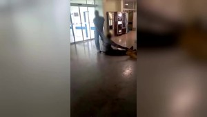 Zdravotník sa nevhodne zachoval k pacientovi. Ťahal ho po dlážke, kým pacient plakal