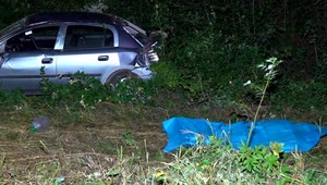 Po nehode videli ľudia šokovanú tehotnú ženu a rozbité auto. Hľadali vodiča, jeho mŕtve telo objavili v kríku