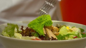 Šalát s kúskami kuracieho mäsa, melónom, a rukolovou špongiou