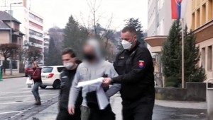 Zlodej chcel vykradnúť dom imobilného muža, prekvapila ho polícia