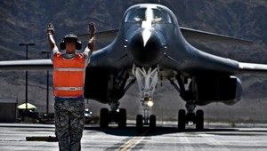 Americké jadrové bombardéry B-1B Lancer pripravené proti čínskym lietadlovým lodiam