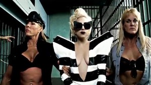 Škandalózny videoklip Telephone dobyl Britániu