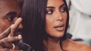 Kim Kardashian trvá na treťom dieťati. Kto jej ho nakoniec porodí a za koľko?
