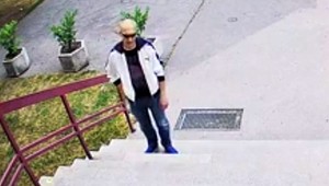 Muž ukradol bicykel priamo pred kamerou. Polícia prosí o pomoc pri pátraní