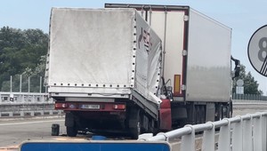 Nehoda nákladného auta a dodávky sa skončila tragicky. Spolujazdec neprežil