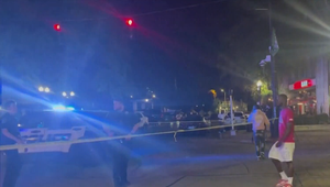 Streľba si vyžiadala minimálne 4 obete a desiatky zranených. Zatiaľ však nikoho nezatkli