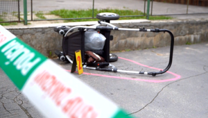 Kuriérska dodávka vrazila do kočíka. Otca pri náraze odhodilo a dieťa prevrhlo