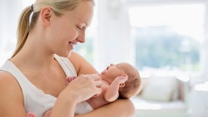 Prečo matky nosia deti väčšinou na ľavom boku? Takéto vysvetlenie by ste nečakali!