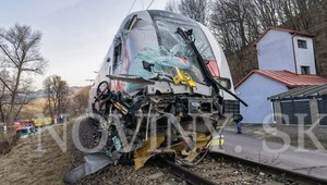 V Banskej Bystrici sa vlak zrazil s autobusom, hlásia zranených