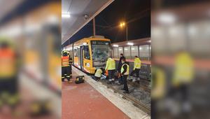 Ranná zrážka električiek ochromila dopravu. Hasiči vyslobodzovali zakliesnenú vodičku