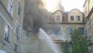 FOTO: Plamene pohltili budovu bývalého hotela v Piešťanoch