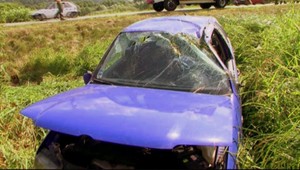 Spravil (38) s autom salto, skončil pri koľajniciach