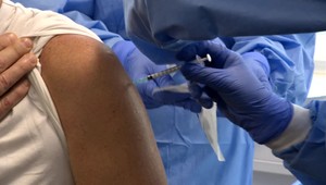 Na očkovanie sú stále voľné miesta, čakajúci nechápu ako je to možné, keď im nechodia termíny