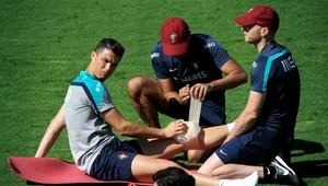 Lekár odporúča Cristianovi Ronaldovi odstúpiť zo šampionátu