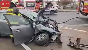 VIDEO: Vodič šialenou rýchlosťou vletel na benzínku a zdemoloval jeden zo stojanov