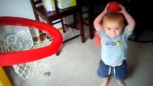 VIDEO. Talentované batoľa triafa koše, nemusí sa ani pozerať