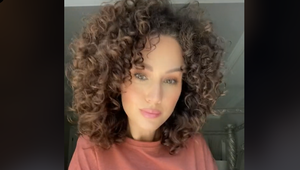 Ženy sú znechutené: Takto by sa matka troch detí obliekať nemala! Súhlasíte?