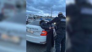 Syrová lúpež: Ušli z obchodu s plnými vreckami parmezánu