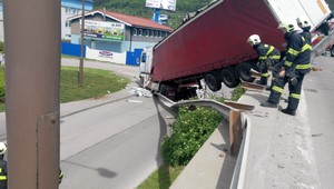 V Žiline po dopravnej nehode spadol z mosta kamión