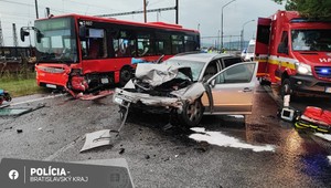 Pri dopravnej nehode sa zrazilo auto s autobusom