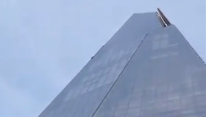 VIDEO: Muž bez výstroje vyliezol na najvyšší mrakodrap v Británii