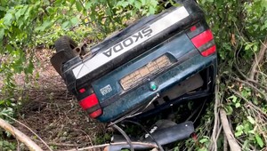 Muž si za volant sadol opitý a bez vodičáku. Autom vletel do hlbokej priekopy