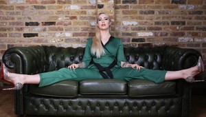 Pozrela sa do zrkadla a pripadala si príliš obyčajná...A potom TO prišlo!