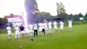 VIDEO: Blesk udrel do ihriska. Miesto osláv postupu takmer tragédia!