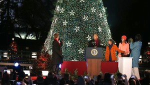 Šťastné a veselé Vianoce želajú Obamovci! A rozsvietili stromček