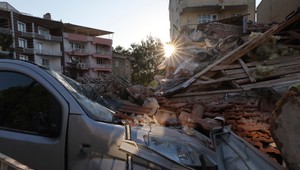 81-ročný muž zahynul pri zemetrasení na západe Turecka, záchranári našli štyroch zranených