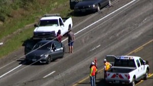 Nekvalitný asfalt zničil autám pneumatiky. Prilepili sa k ceste