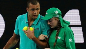 Rytier Tsonga ratoval dehydrovanú podávačku lôpt