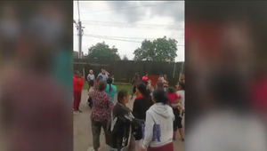 Pristúpil k policajtovi a vyhrážal sa mu podrezaním aj zabitím. Policajt musel tasiť zbraň