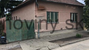 Na pozemku rodinného domu v Nových Zámkoch našli policajti zakopané telo bábätka