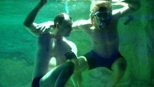 NA VLASTNEJ KOŽI. Jožo Kubáni musel vliezť medzi žraloky...