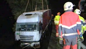 Kamión skončil v priekope, pomáhal žeriav