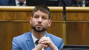 Michal Šimečka bol vypovedať na NAKA. Prišli mu vyhrážky smrti