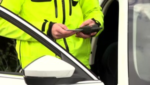 Zlodej ukradol prívesný vozík aj s naštiepeným drevom. Pozrite sa, čo otrčil do kamery