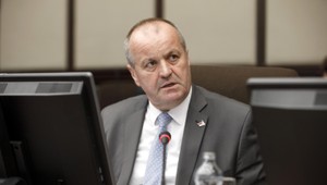 Ministerstvo obrany dostalo pokutu. Všetko pre nákup nových stíhačiek