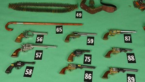 V dome teroristov našli samovražedný pás s výbušninami