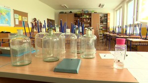 Školám majú chýbajúce samotesty dodať v najbližších dňoch, vyše 9 000 detí sa už učí dištančne