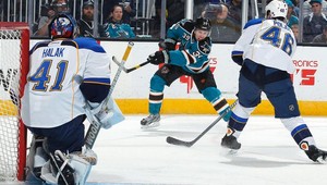 Halák s piatym triumfom v rade, Chára a Sekera asistovali