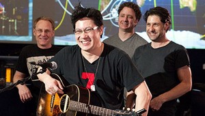 Raketoplán Discovery: Kapela naživo v riadiacom stredisku