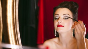 Dámy, čím sa skrášľujete? Pozor na starú kozmetiku