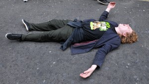 Oslava vysvedčenia. Na mol spitý chlapec (16) - epileptik