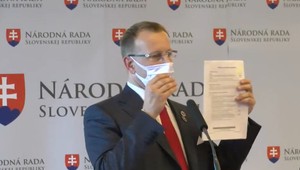 Študenti vyzývajú predsedu NR SR Borisa Kollára, aby odstúpil pre svoj titul. Spísali petíciu