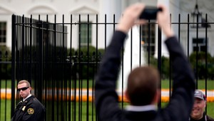 Obamova ochranka zatkla muža pred Bielym domom, mal pušku a nôž